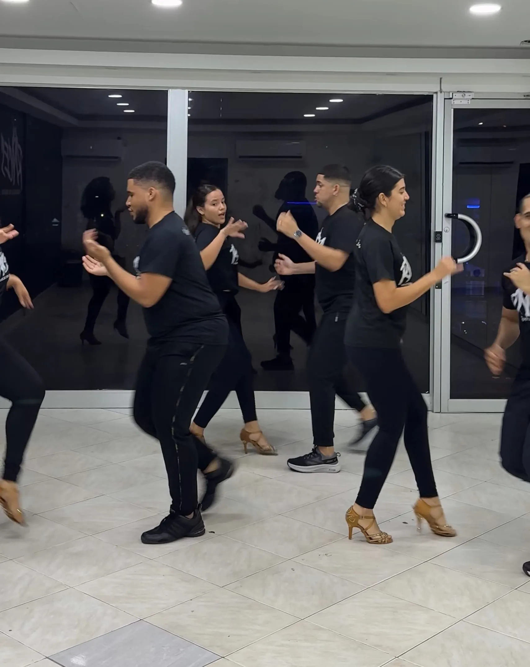 Estudiantes de Raíces bailando en el salón de la escuela